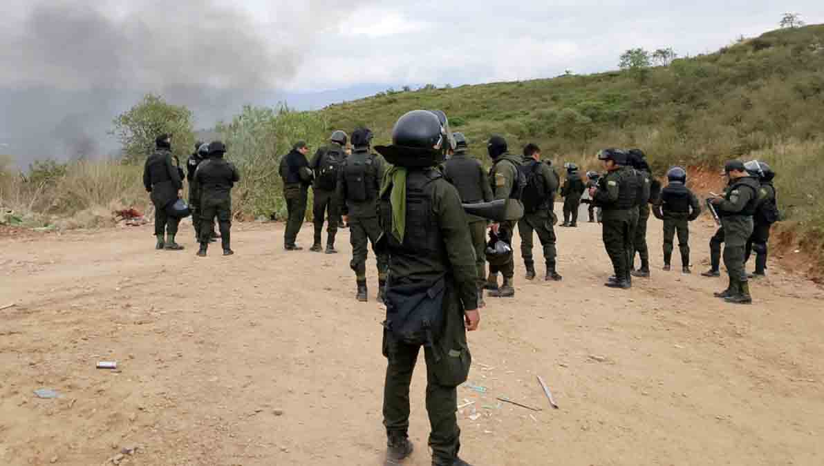 efectivos policías en el botadero de Cotapachi