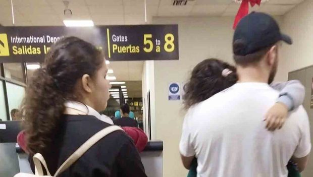 Eduardo Del Castillo en el aeropuerto de Viru Viru