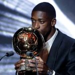 El francés Ousmane Dembelé sujeta el premio The Best