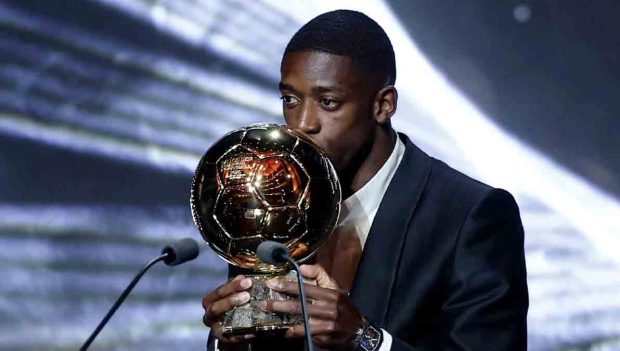 El francés Ousmane Dembelé sujeta el premio The Best