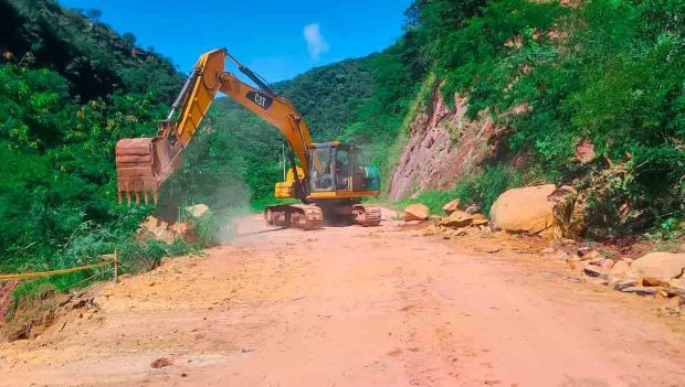 maquinaria de la ABC habilita la vía en los valles cruceños