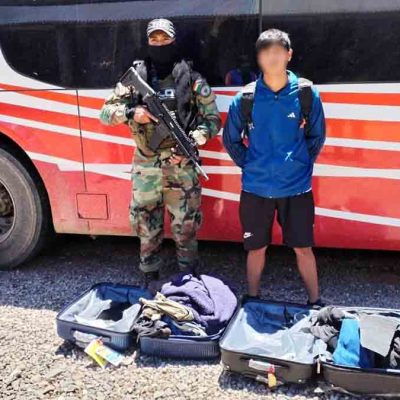 Hallan droga en láminas en maletas