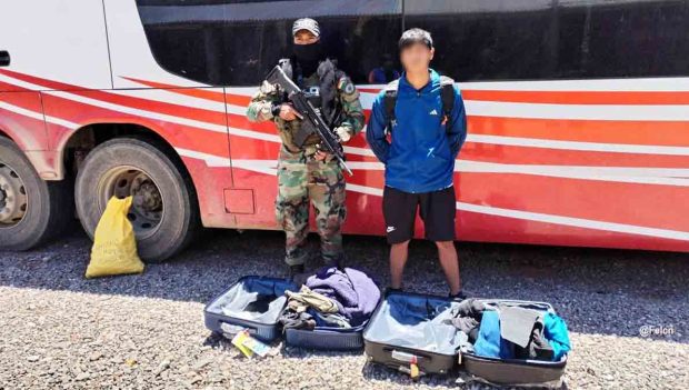 Hallan droga en láminas en maletas