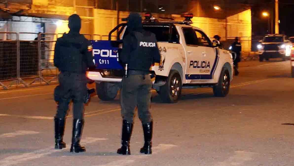 policías en los alrededores de la cárcel donde ocurrió la matanza