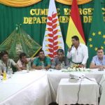 reunión de funcionarios de ENDE con autoridades benianas