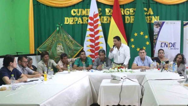 reunión de funcionarios de ENDE con autoridades benianas