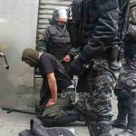 uno de los policías heridos en rodeado por su camaradas