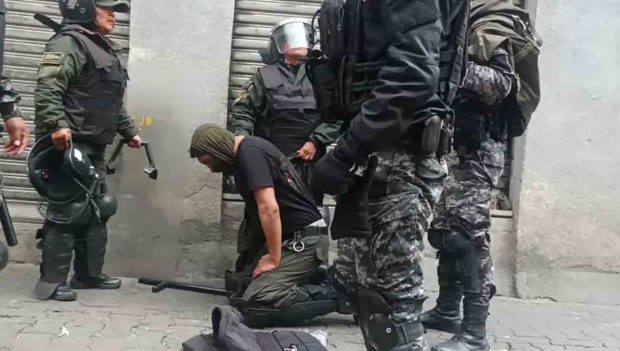 uno de los policías heridos en rodeado por su camaradas