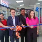 los ejecutivos de Hipermaxi cortan la cinta que marca la apertura de la sucursal 11