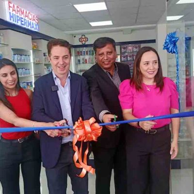 los ejecutivos de Hipermaxi cortan la cinta que marca la apertura de la sucursal 11