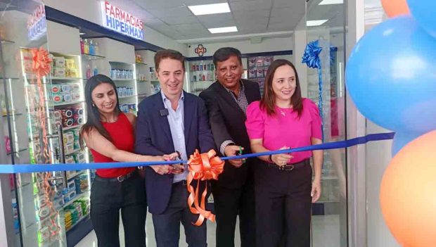 los ejecutivos de Hipermaxi cortan la cinta que marca la apertura de la sucursal 11