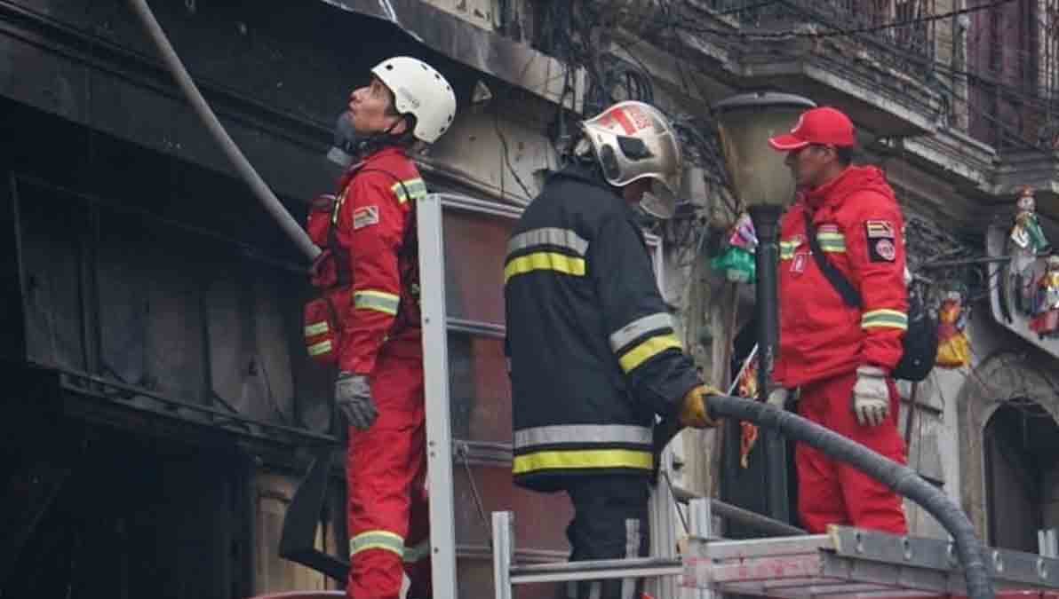 personal de Bomberos en el lugar del siniestro