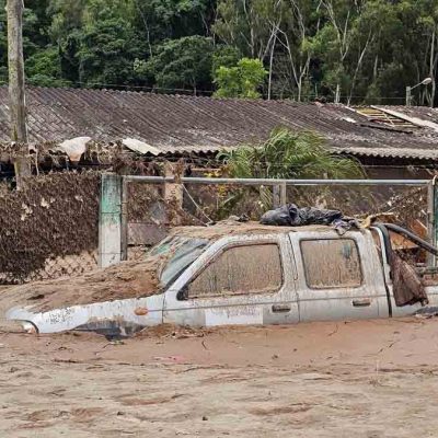 un vehículo atrapado en medio del agua tras el desborde del río en El Trono
