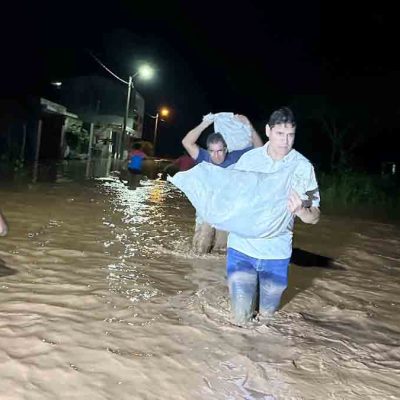 vecinos en Montero sacan sus pertenencias tras desborde del río Piraí