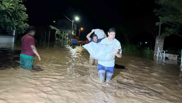 vecinos en Montero sacan sus pertenencias tras desborde del río Piraí