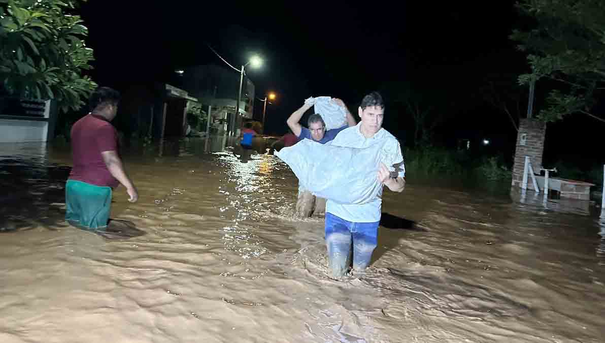 vecinos en Montero sacan sus pertenencias tras desborde del río Piraí