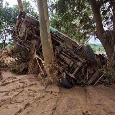 un vehículo arrastrado por la fuerza del agua