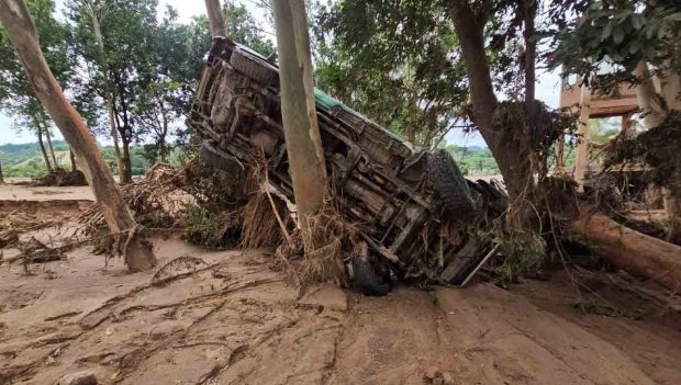 un vehículo arrastrado por la fuerza del agua