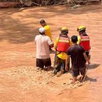 rescatistas buscan los cuerpos de las víctimas arrastradas por la riada