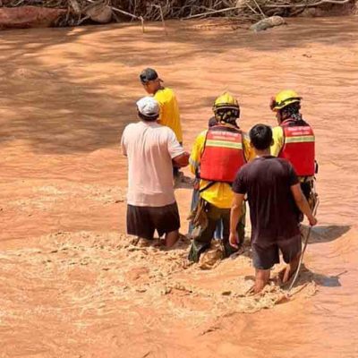 rescatistas buscan los cuerpos de las víctimas arrastradas por la riada