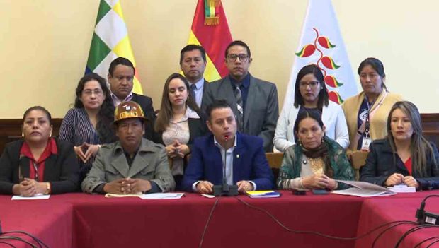 Edmand Lara juntos a jefes de bancadas legislativas