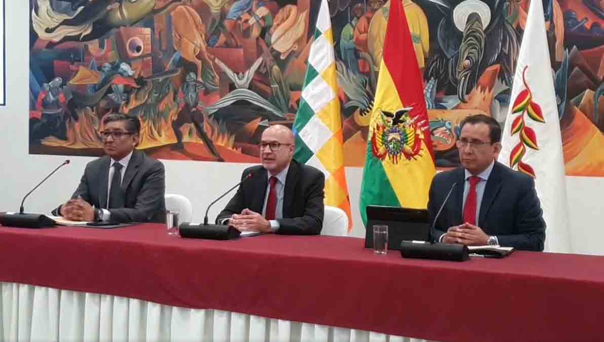 el ministro José Luis Lupo en conferencia de prensa