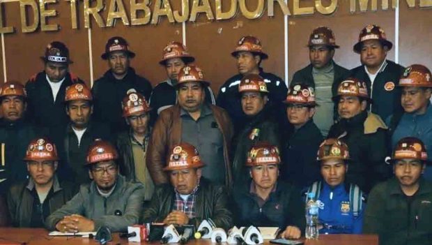 mineros asalariados en conferencia de prensa en La Paz