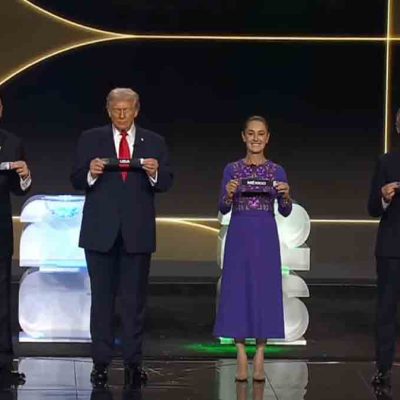 los presidentes de la FIFA, EEUU, México y le primer ministro de Canadá en el sorteo de los grupos del Mundial 2026