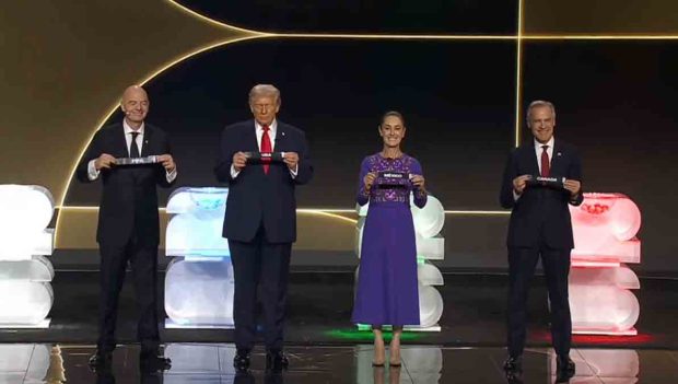 los presidentes de la FIFA, EEUU, México y le primer ministro de Canadá en el sorteo de los grupos del Mundial 2026