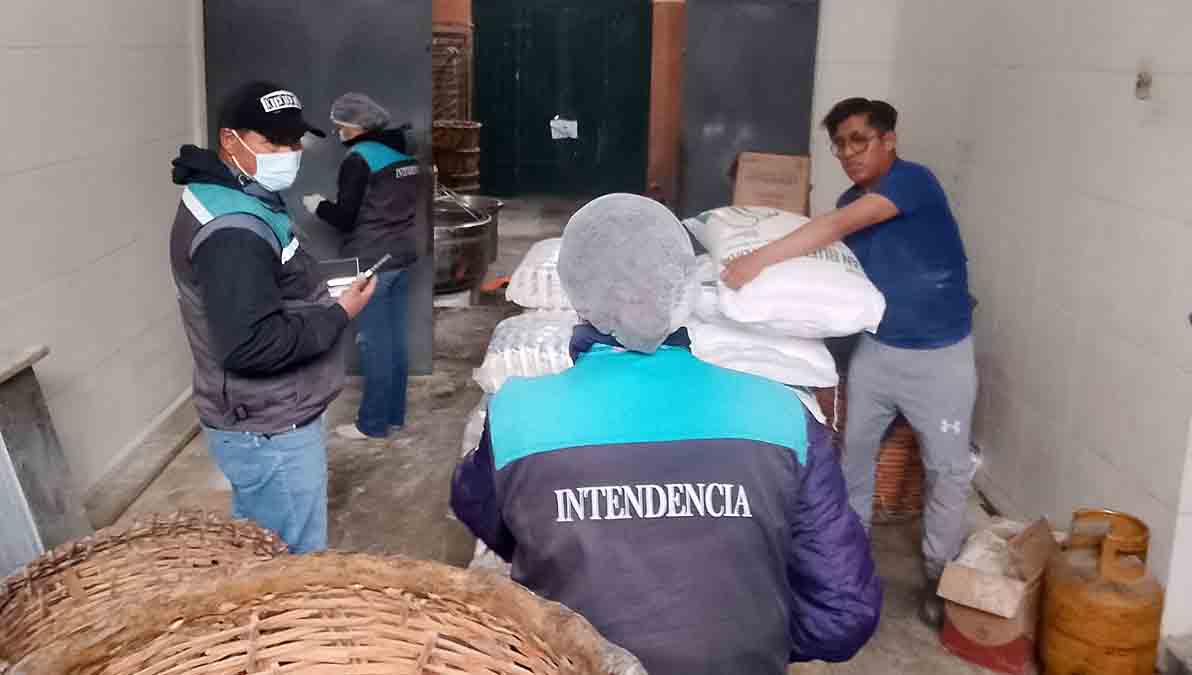personal de la Intendencia de La Paz en el horno de Rubén Ríos