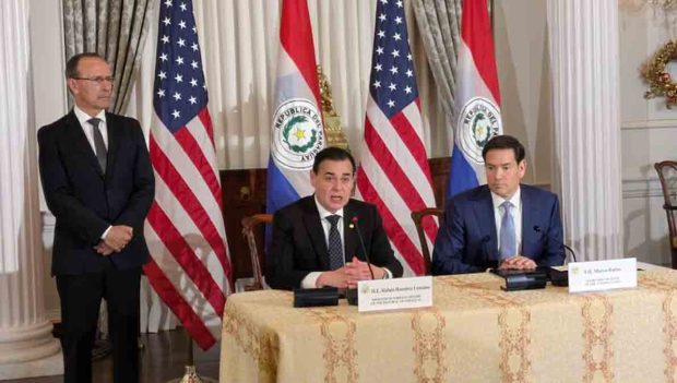 Marco Rubio y Ruben Ramírez durante la firma del acuerdo de cooperación militar y de seguridad nacional entre EEUU y Paraguay,