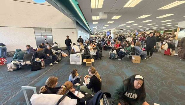 pasajeros de BoA esperan abordar el avión en el aeropuerto de Miami