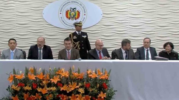 el presidente Rodrigo Paz junto a autoridades nacionales en la presentación de la Comisión de la Verdad