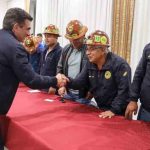 el presidente Rodrigo Paz saluda los dirigentes de la cooperativas mineras auríferas