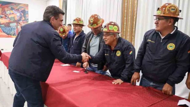 el presidente Rodrigo Paz saluda los dirigentes de la cooperativas mineras auríferas