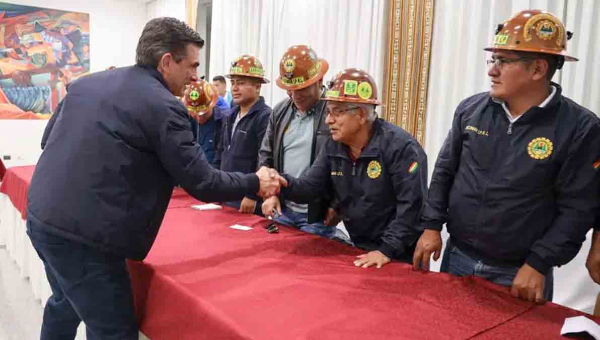 el presidente Rodrigo Paz saluda los dirigentes de la cooperativas mineras auríferas