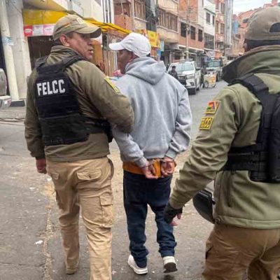 policías aprehenden a un sujeto