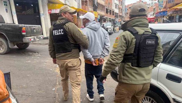 policías aprehenden a un sujeto