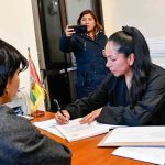 la primera postulante en presentar sus documentos en la Comisión Mixta de Constitución