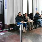 postulantes a vocales del TSE hacen fila para entregar sus documentos