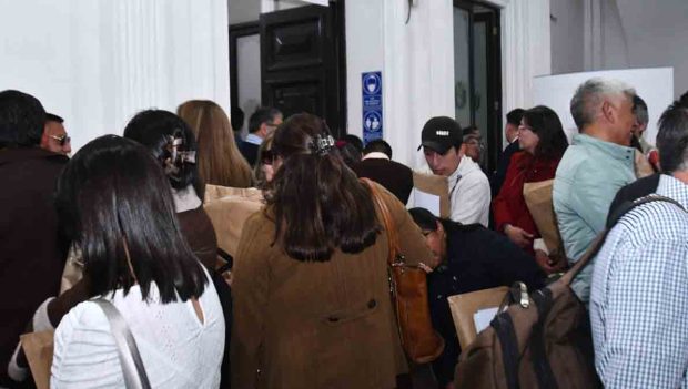 los aspirantes al TSE hacen fila para dejar sus documentos