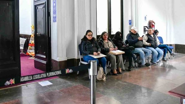 postulantes a vocales del TSE hacen fila para entregar sus documentos