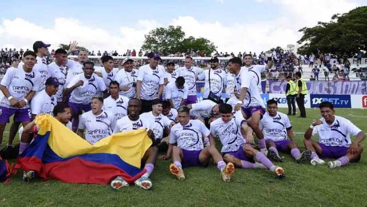 Real Potos{i celebra el título obtenido y el retorno al profesionalismo