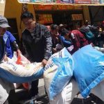 personas realizan compras en el mercado