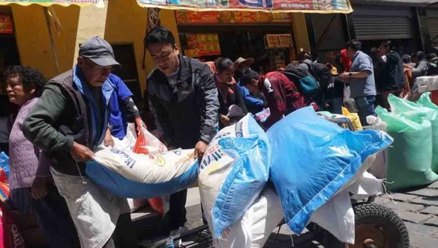 personas realizan compras en el mercado