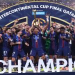 jugadores del PSG celebran el título con la copa en mano