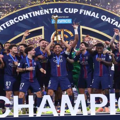 jugadores del PSG celebran el título con la copa en mano