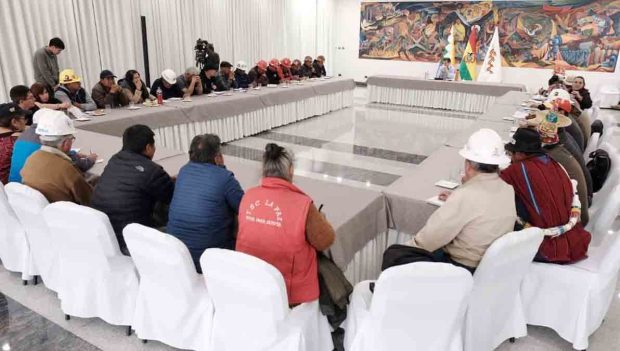 reunión del presidente Paz con dirigentes d ela COB