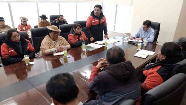 el presidente Rodrigo Paz se reúnen con dirigentes de la COB