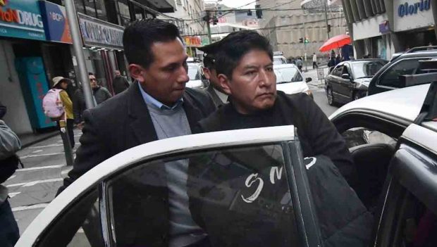 el dirigente Rubén Ríos es llevado a la Felcc tras ser aprehendido